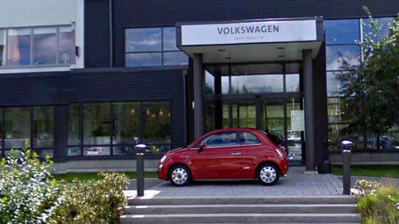 Fiat photobombs Volkswagen