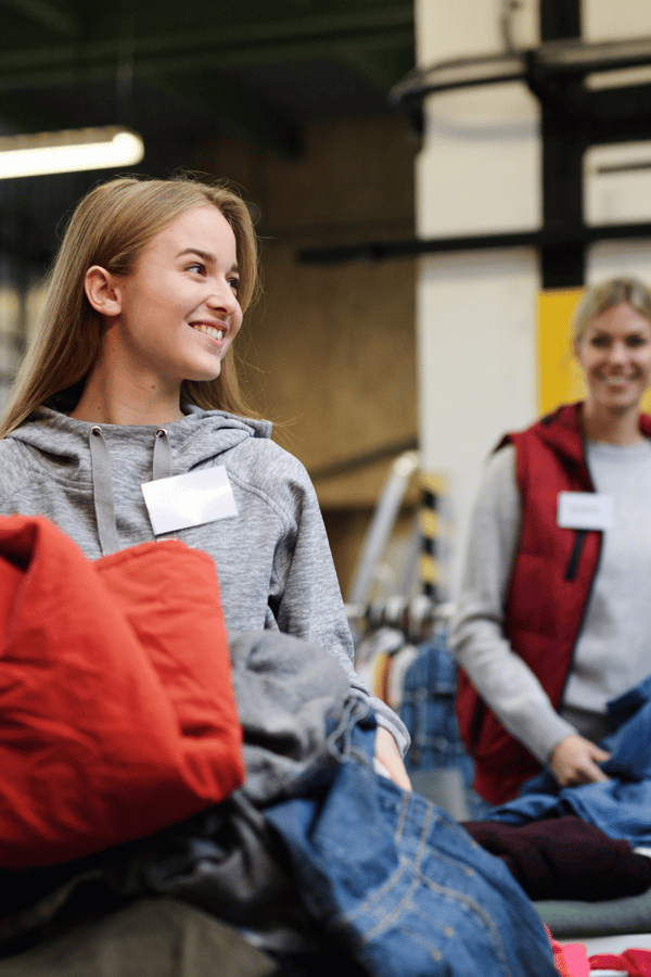 people volunteering